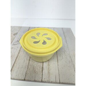Vintage Rubbermaid 2 Cup Daisy Storage Container J-3212 Yellow Flower